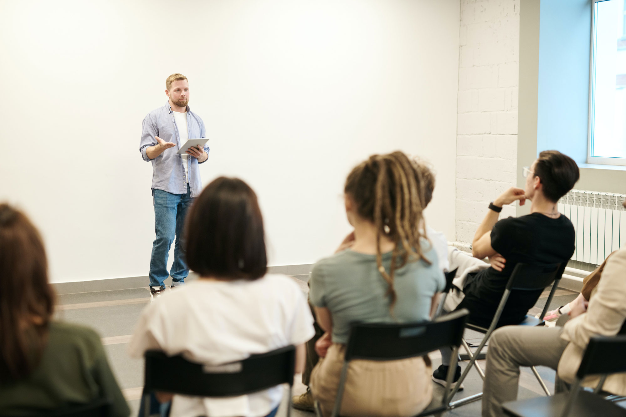 Trainer geeft masterclass aan mensen in een zaal